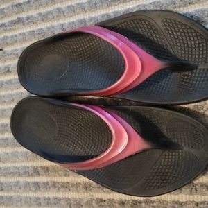 Womens size 8 ooFos sandals